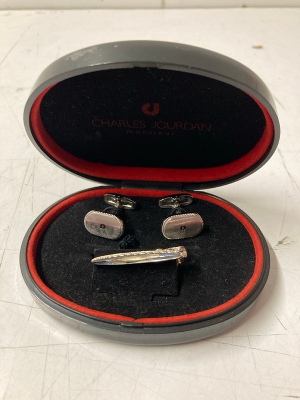 Lot 82  
            Nottingham SR3 - Delivery Only 

                
CHARLES JOURDAN MONSIEUR CUFFLINKS N METAL TIE CLIP