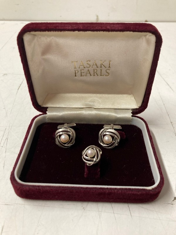 Lot 84  
            Nottingham SR3 - Delivery Only 

                
TASAKI PEARLS SILVER CUFF LINKS