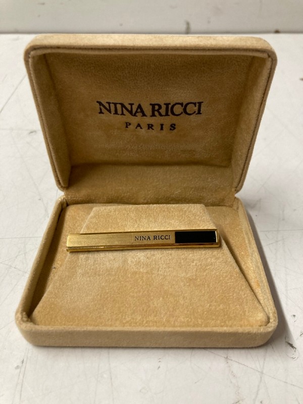Lot 85  
            Nottingham SR3 - Delivery Only 

                
NINA RCCI GOLD PLATED METAL TIE CLIP