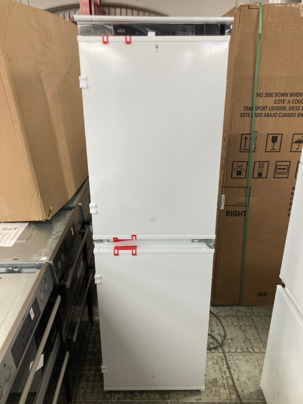 Lot 3  
            Nottingham SR4 - Delivery Or Collection 

                
AEG INTEGRATED FRIDGE FREEZER MODEL: OSC6T185ES