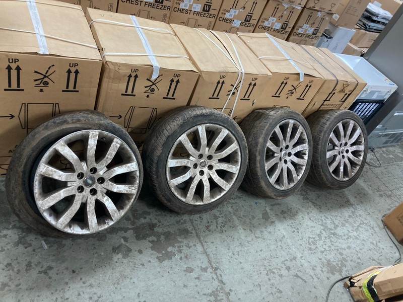 Lot 401  
            Nottingham SR4 - Collection Only 

                
SET OF 4 LAND ROVER WHEELS (COLLECTION FROM SITE ONLY)