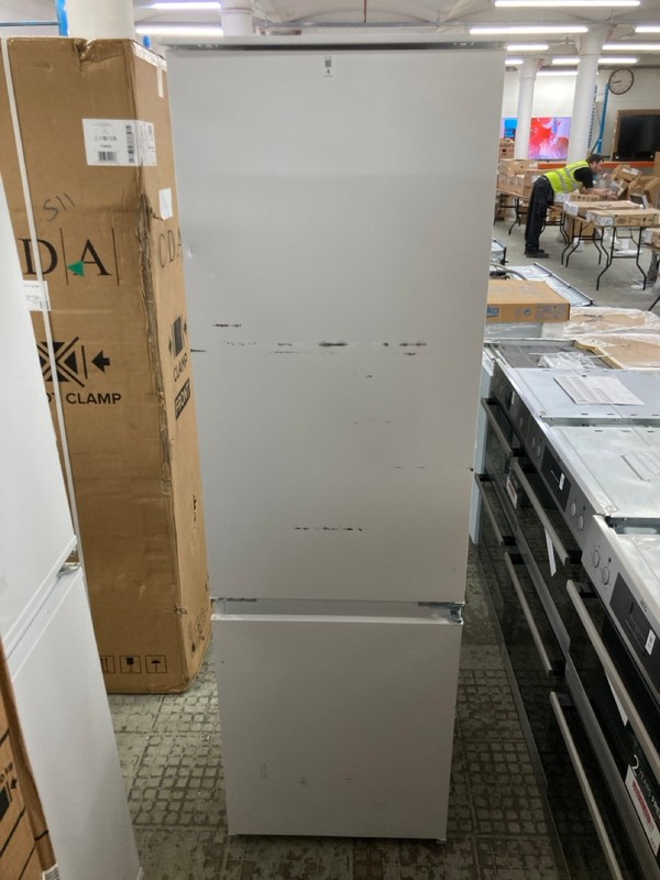 Lot 4  
            Nottingham SR4 - Delivery Or Collection 

                
AEG INTEGRATED FRIDGE FREEZER MODEL: SCE818E6TS