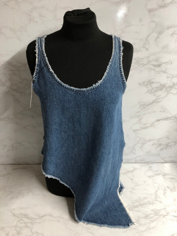 Lot 101  
            Nottingham SR5 - Delivery Only 

                
ALEXANDER MCQUEEN DENIM ASYMMETRICAL SLEEVELESS TOP IN BLUE COTTON SIZE:FR/36 RRP...