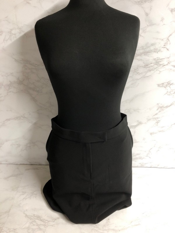 Lot 122  
            Nottingham SR5 - Delivery Only 

                
MAX MARA PENCIL SKIRT IN BLACK VISCOSE SIZE: US/8 RRP:£328