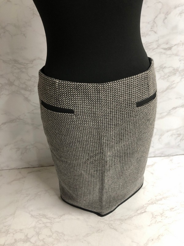 Lot 123  
            Nottingham SR5 - Delivery Only 

                
MAX MARA TWEED PENCIL SKIRT IN BLACK WOOL SIZE:US/8 RRP:£330
