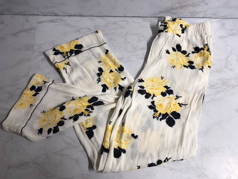 Lot 127  
            Nottingham SR5 - Delivery Only 

                
GANNI FLORAL PRINT ELASTIC WAIST TROUSERS IN WHITE VISCOSE SIZE:36 RRP:£197