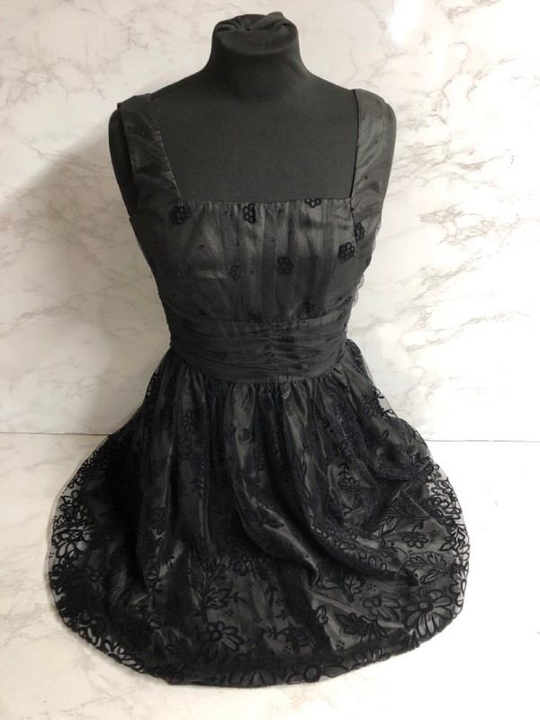 Lot 140  
            Nottingham SR5 - Delivery Only 

                
ANNA SUI SLEEVELESS PLEATED LACE DRESS IN BLACK POLYESTER SIZE:XS RRP:£390