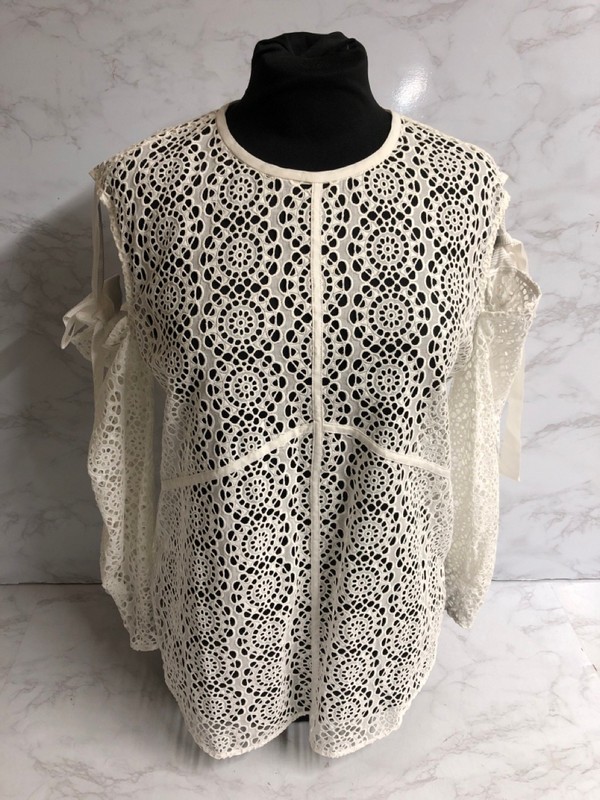 Lot 160  
            Nottingham SR5 - Delivery Only 

                
SANDRO PARIS CUTOUT SHOULDER LACE BLOUSE IN WHITE COTTON SIZE:L RRP:£215