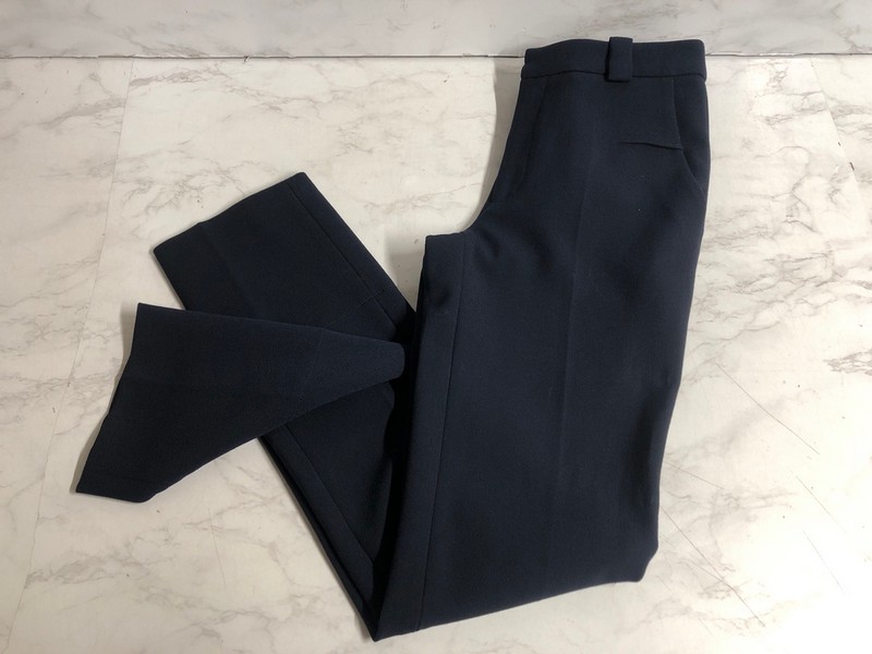 Lot 167  
            Nottingham SR5 - Delivery Only 

                
ROLAND MOURET HOLWAY SLIM TROUSERS IN NAVY BLUE POLYESTER SIZE:US/4 RRP:£470