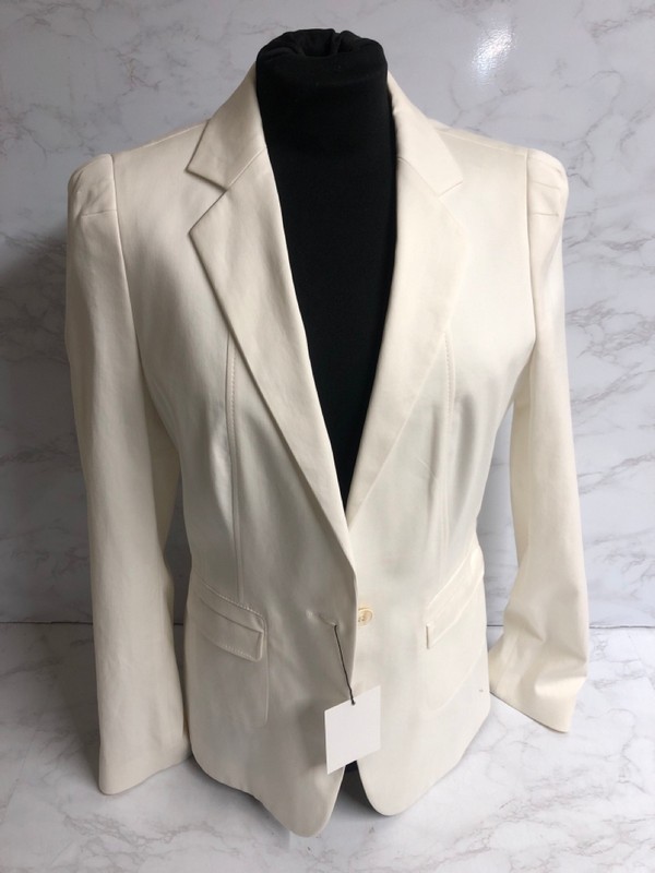 Lot 179  
            Nottingham SR5 - Delivery Only 

                
HUGO BOSS SINGLE BREASTED BLAZER IN WHITE COTTON SIZE:S RRP:£295