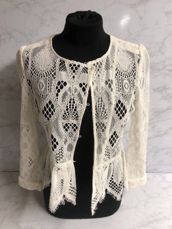 Lot 187  
            Nottingham SR5 - Delivery Only 

                
MAJE BRODERIE CAPSO LACE TOP IN WHITE COTTON SIZE:S RRP:£235