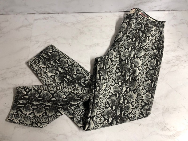 Lot 214  
            Nottingham SR5 - Delivery Only 

                
ALICE + OLIVIA SKINNY LEG SNAKESKIN JEANS IN MULTICOLOR COTTON SIZE:M RRP:£183
