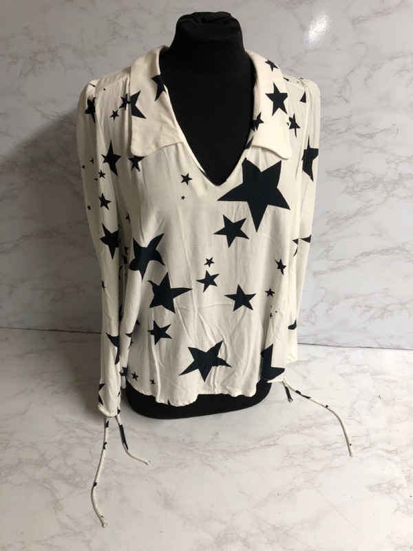 Lot 225  
            Nottingham SR5 - Delivery Only 

                
RIXO LONDON ORLAGH STAR PRINTED CREPE BLOUSE IN WHITE VISCOSE SIZE:L RRP:£215