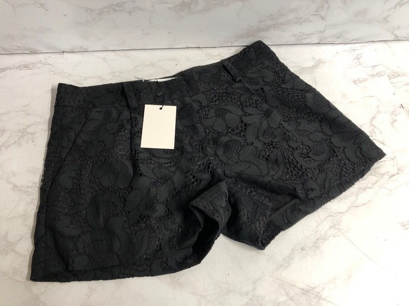 Lot 228  
            Nottingham SR5 - Delivery Only 

                
DIANE VON FURSTENBERG LACE CASUAL SHORTS IN BLACK COTTON SIZE:US/8 RRP:£210