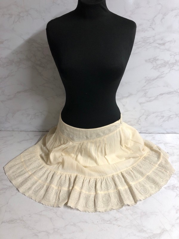 Lot 237  
            Nottingham SR5 - Delivery Only 

                
ZADIG AND VOLTAIRE JUSSIE EMBROIDERED HEM SKIRT IN CREAM COTTON SIZE:L RRP:£260