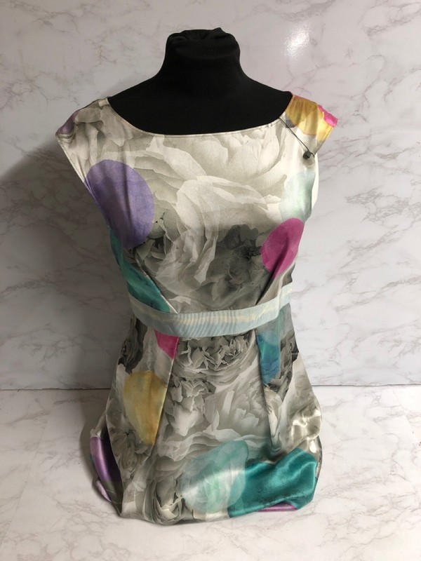 Lot 248  
            Nottingham SR5 - Delivery Only 

                
MOSCHINO SLEEVELESS FLORAL PRINT WITH WAIST TIE DRESS IN MULTICOLOR SILK SIZE: US...
