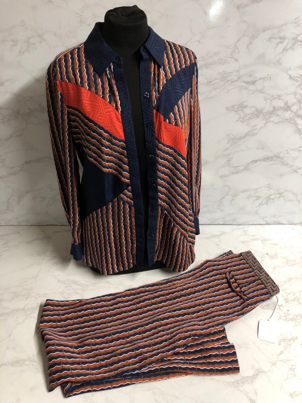 Lot 268  
            Nottingham SR5 - Delivery Only 

                
DIANE VON FURSTENBERG STRIPED SHIRT AND TROUSER SET IN ORANGE/BLUE SILK SIZE:M RR...