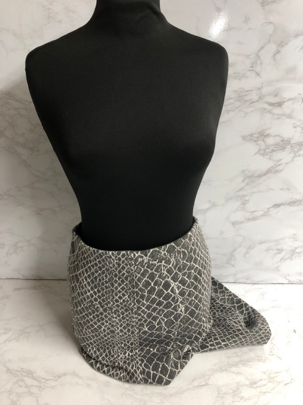 Lot 280  
            Nottingham SR5 - Delivery Only 

                
ALICE + OLIVIA SNAKESKIN PRINT SKIRT IN GREY COTTON SIZE: S RRP:£310
