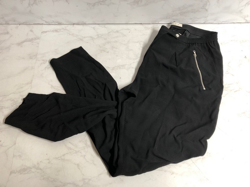 Lot 351  
            Nottingham SR5 - Delivery Only 

                
SANDRO PARIS STRAIGHT TROUSERS WITH ZIP POCKET IN BLACK VISCOSE SIZE:FR/38 RRP:£271