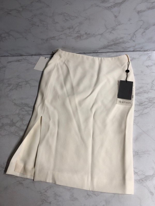 Lot 354  
            Nottingham SR5 - Delivery Only 

                
ALEXANDER MCQUEEN CREPE MIDI PENCIL SKIRT IN IVORY ACETATE SIZE:DR/34 RRP:£430
