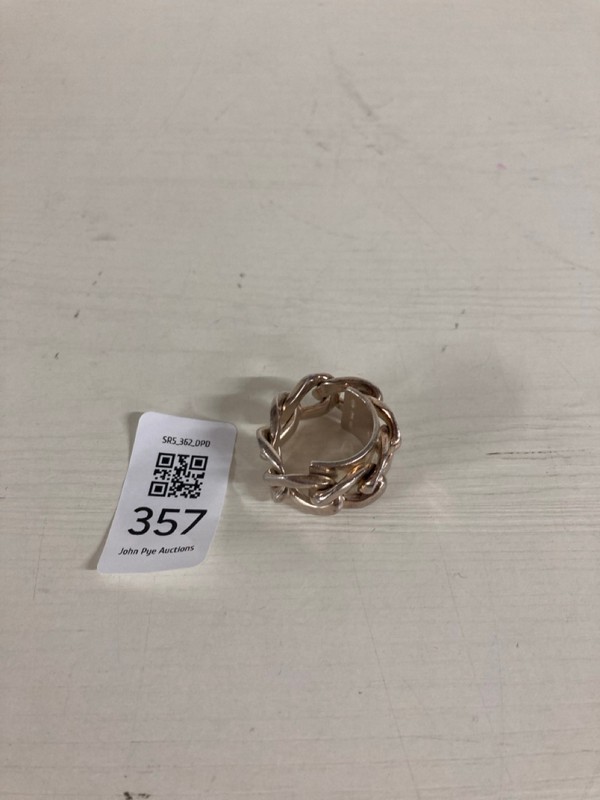 Lot 357  
            Nottingham SR5 - Delivery Only 

                
MAISON MARGIELA CHUNKY CHAIN LINK RING IN SILVER METAL ONE SIZE RRP:£260