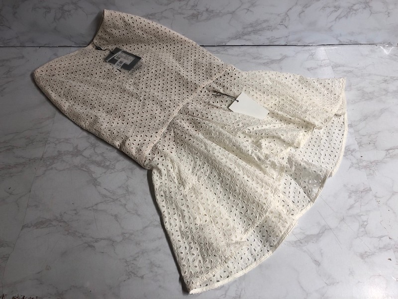 Lot 363  
            Nottingham SR5 - Delivery Only 

                
ALEXANDER MCQUEEN BRODERIE LACE FITTED MID SKIRT WITH FLARED FISHTAIL IN WHITE CO...