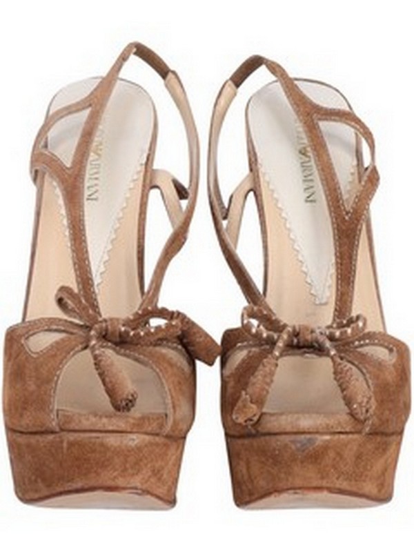 Lot 4  
            Nottingham SR5 - Delivery Only 

                
EMPORIO ARMANI PEEP TOE PLATFORM HEELS IN BROWN SUEDE SIZE:EU/39 RRP:£460