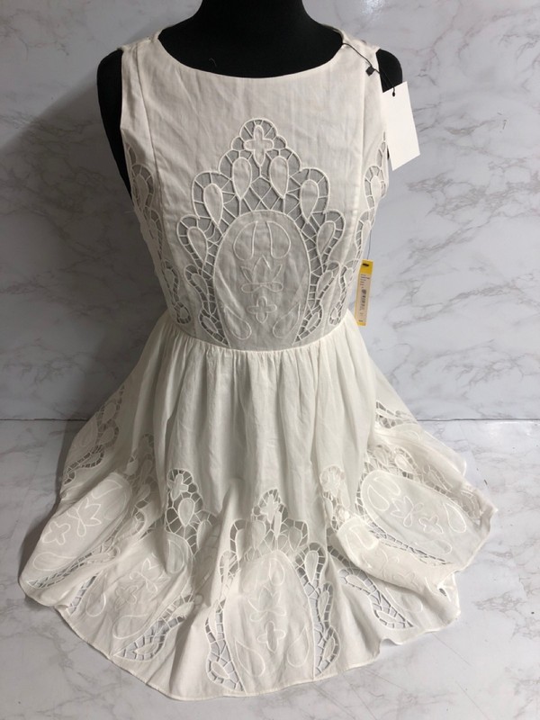 Lot 63  
            Nottingham SR5 - Delivery Only 

                
ALICE + OLIVIA LACE MINI DRESS IN WHITE COTTON SIZE:US/4 RRP:£320