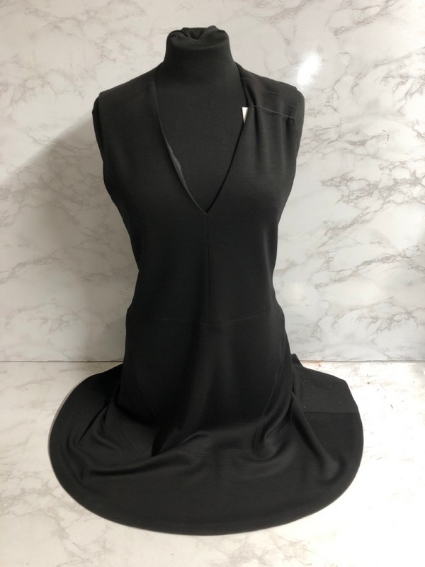 Lot 74  
            Nottingham SR5 - Delivery Only 

                
JOSEPH SLEEVELESS V-NECK DRESS IN BLACK WOOL SIZE:FR/40 RRP:£425