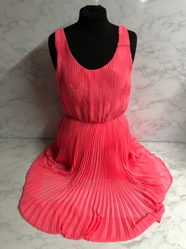 Lot 75  
            Nottingham SR5 - Delivery Only 

                
ALICE + OLIVIA ELECTRIC PLEATED DRESS IN PINK POLYESTER SIZE:XS RRP:£300