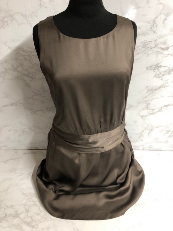 Lot 81  
            Nottingham SR5 - Delivery Only 

                
THEORY DROP WAIST SHEATH DRESS IN GREY SILK SIZE:L RRP:£335