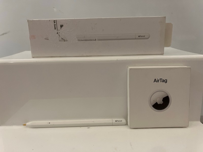 Lot 141  
            Nottingham SR7 - Delivery Only 

                
3 X APPLE ITEMS TO INC APPLE PENCIL