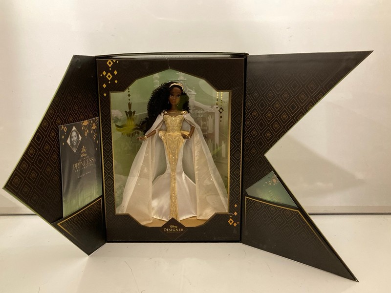 Lot 473  
            Nottingham SR7 - Delivery Only 

                
DISNEY DESIGNER COLLECTION TIANA ULTIMATE PRINCESS LIMITED EDITION DOLL