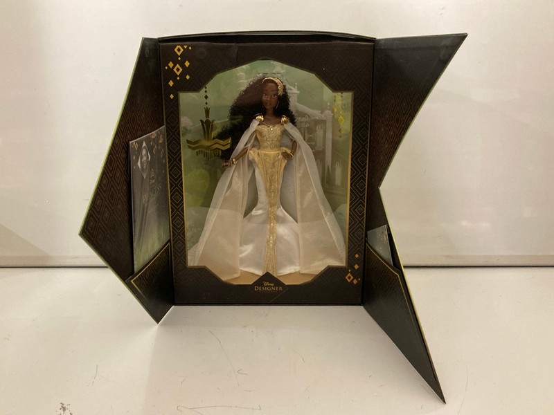 Lot 475  
            Nottingham SR7 - Delivery Only 

                
DISNEY DESIGNER COLLECTION TIANA ULTIMATE PRINCESS LIMITED EDITION DOLL
