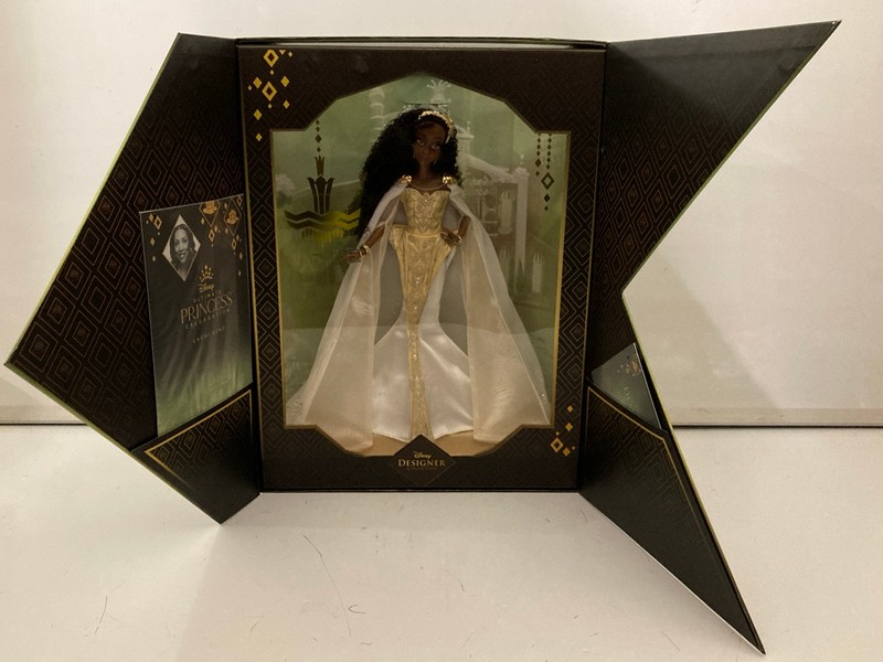 Lot 476  
            Nottingham SR7 - Delivery Only 

                
DISNEY DESIGNER COLLECTION TIANA ULTIMATE PRINCESS LIMITED EDITION DOLL