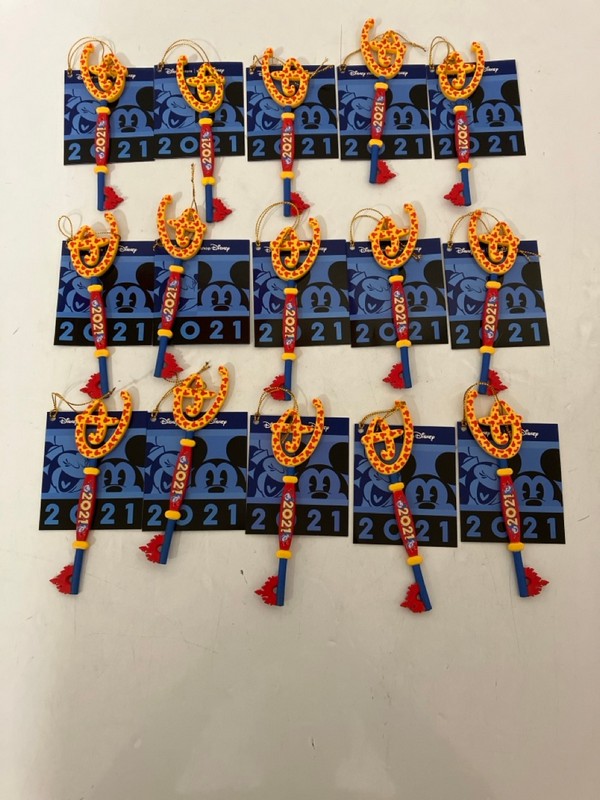 Lot 606  
            Nottingham SR7 - Delivery Only 

                
QTY OF DISNEY MICKEY & MINNIE MOUSE 2021 CEREMONY KEYS