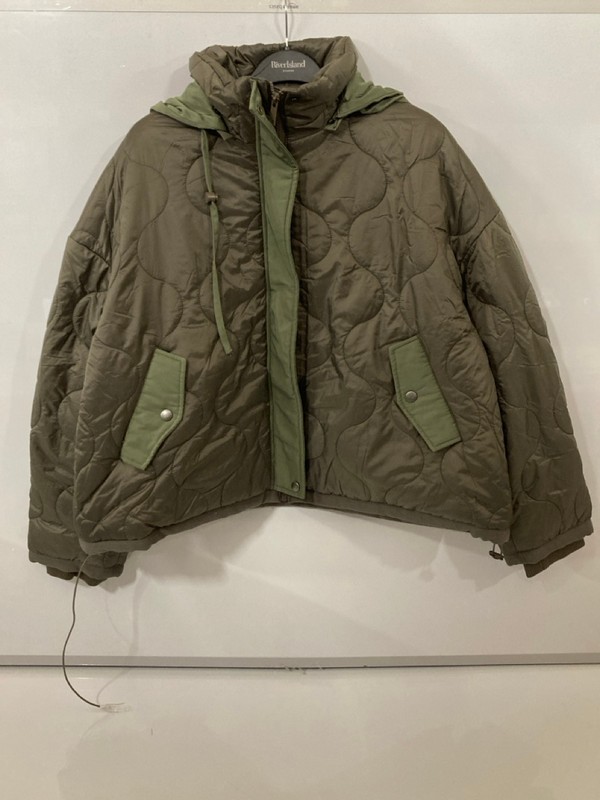 Lot 673  
            Nottingham SR7 - Delivery Only 

                
VERY WOMEN'S GREEN PADDED COAT (UK SIZE 20)