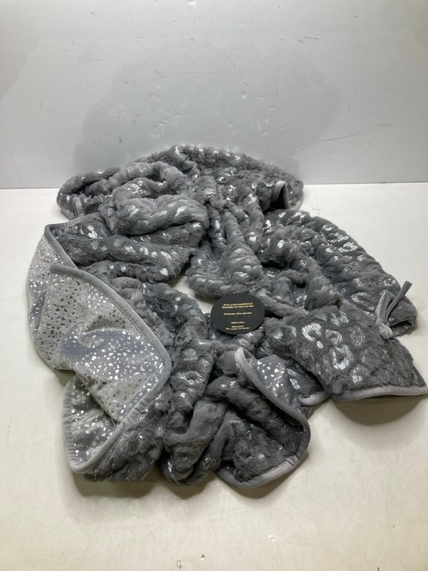 Lot 1046  
            Nottingham SR9 - Delivery Only 

                
QTY OF JULIEN MACDONALD 127 CM DIAMETER THROWS