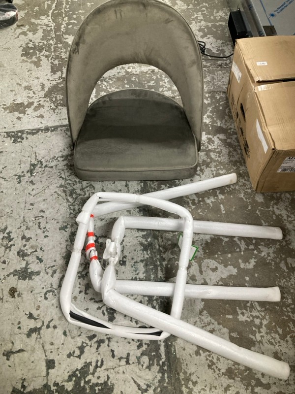 Lot 163  
            Nottingham SR1 - Delivery or Collection 

                
CHELSEA VELVET KITCHEN STOOL