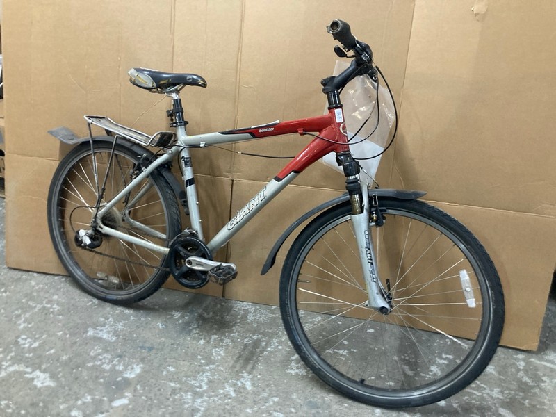 Lot 190  
            Nottingham SR1 - Collection Only 

                
3 X VARIOUS BIKE INC. GIANT BOULDER MOUNTAIN BIKE (COLLECTION ONLY)