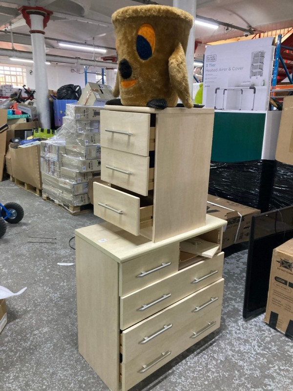 Lot 213  
            Nottingham SR1 - Delivery or Collection 

                
3 X VARIOUS ITEMS INC. 3 DRAWER BEDSIDE TABLE