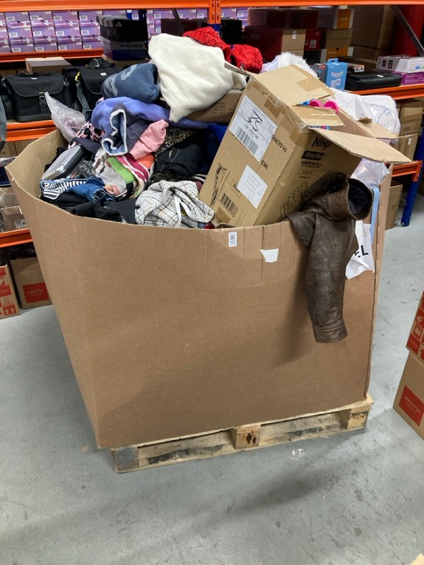 Lot 123  
            Nottingham SR8 - Collection Only 

                
PALLET OF VARIOUS ITEMS INC CLOTHING IN VARIOUS SIZES AND DESIGNS  - COLLECTION ONLY