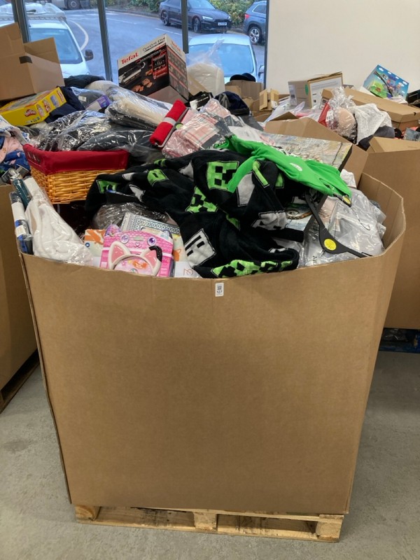 Lot 127  
            Nottingham SR8 - Collection Only 

                
PALLET OF VARIOUS ITEMS INC DUVET COVER  - COLLECTION ONLY