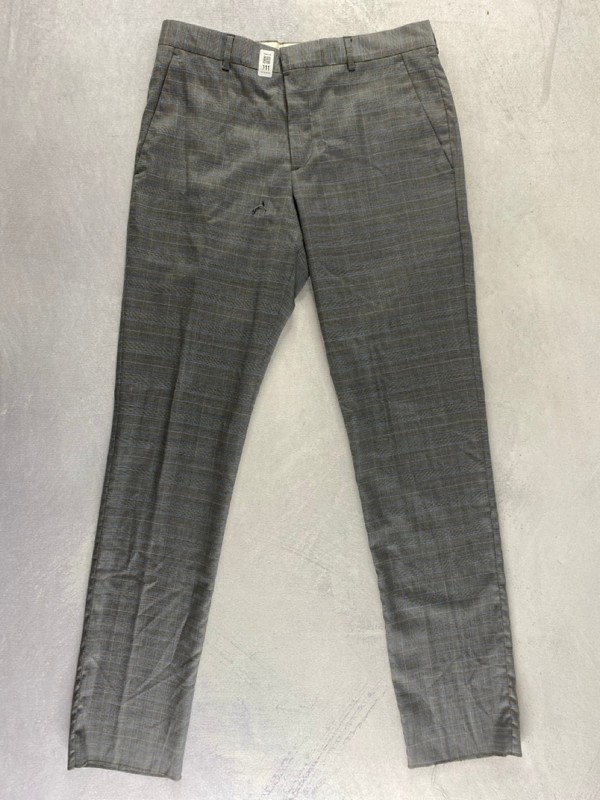 Lot 111  
            Nottingham Prem - Delivery Only 

                
PAUL SMITH MENS TROUSER. SIZE R38 MADE FROM 100% COTTON