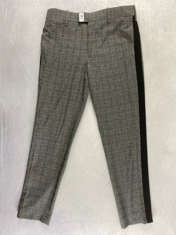 Lot 112  
            Nottingham Prem - Delivery Only 

                
PAUL SMITH MENS TROUSER. SIZE 32