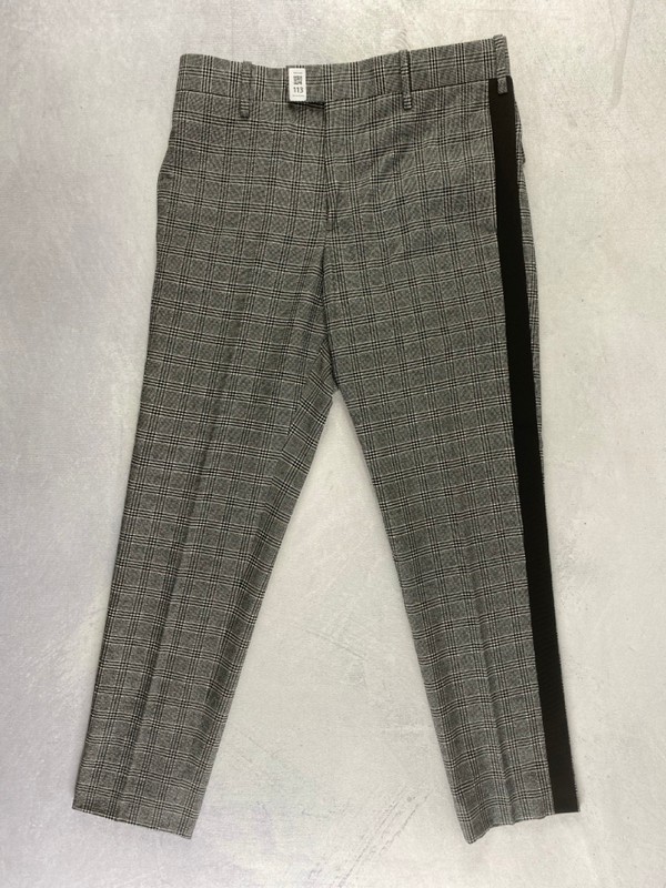 Lot 113  
            Nottingham Prem - Delivery Only 

                
PAUL SMITH MENS TROUSER. SIZE 32