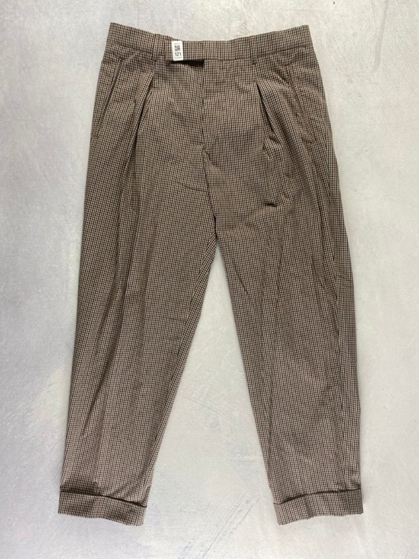 Lot 121  
            Nottingham Prem - Delivery Only 

                
PAUL SMITH MENS TROUSER. SIZE 32