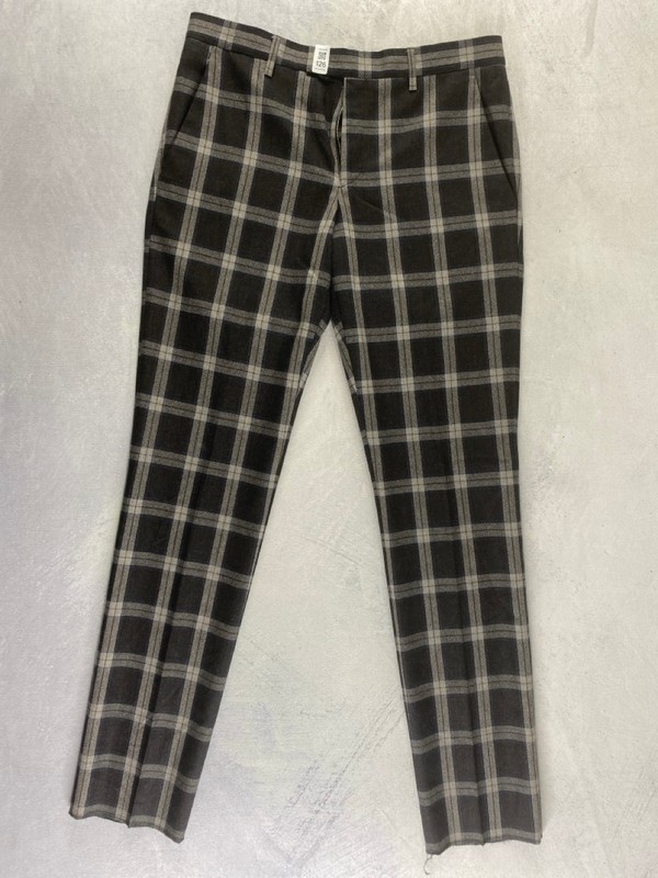 Lot 126  
            Nottingham Prem - Delivery Only 

                
PAUL SMITH MENS TROUSER. SIZE 32