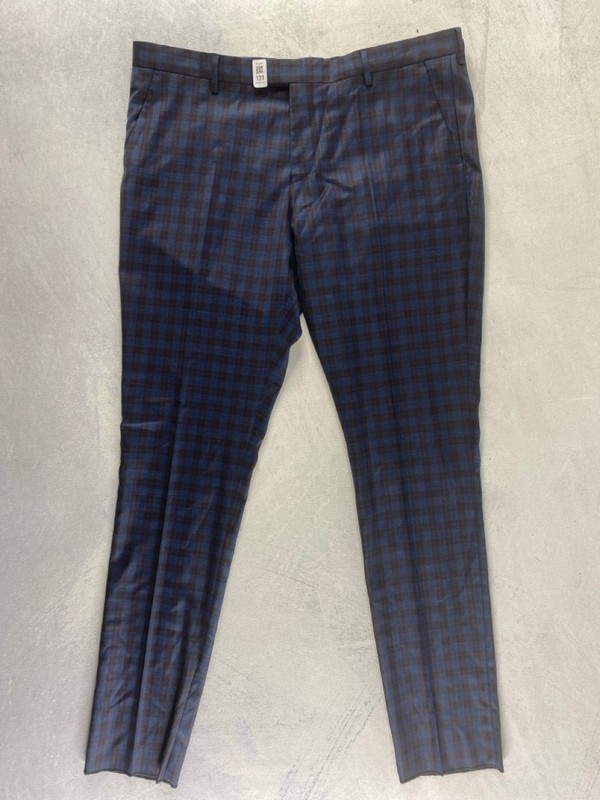Lot 131  
            Nottingham Prem - Delivery Only 

                
PAUL SMITH MENS TROUSER. SIZE 46/39 MADE FROM 100% WOOL