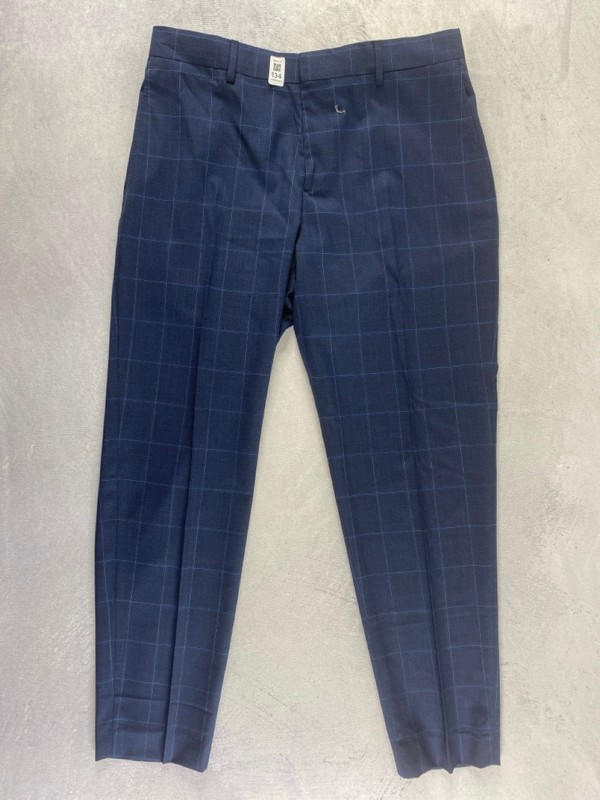 Lot 134  
            Nottingham Prem - Delivery Only 

                
PAUL SMITH MENS TROUSER. SIZE 40/34 MADE FROM 100% WOOL